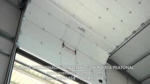 PUERTA SECCIONADA INDUSTRIAL CON PUERTA PEATONAL